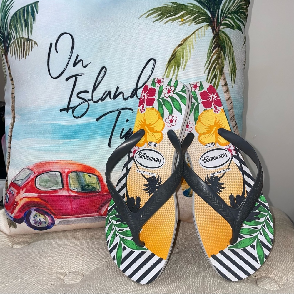 Havaianas  NWOT! Surf Woman Floral Print Flip Flops Size 6